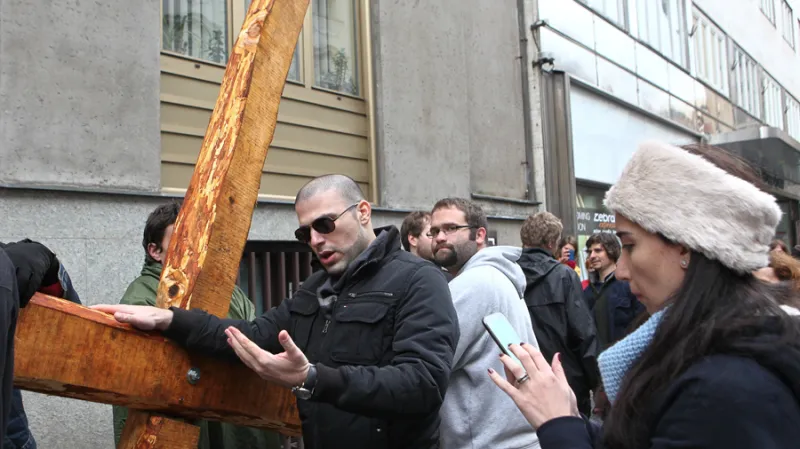 Velkopáteční happening Ukřižování v Praze