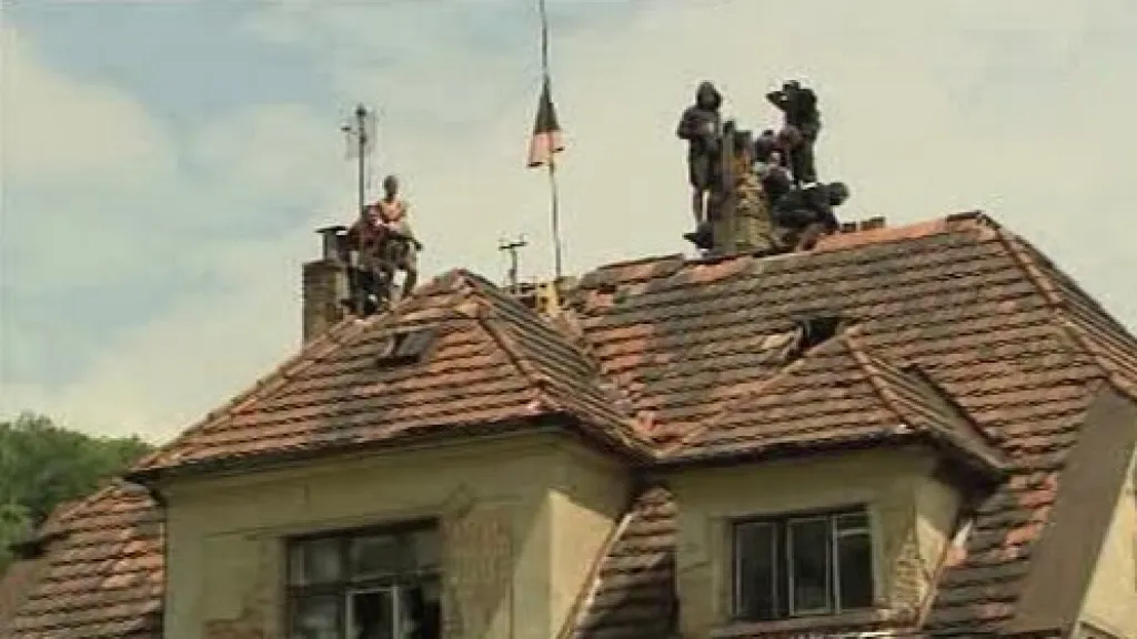 Squatteři na střeše vily