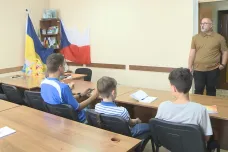 Nový školní rok se blíží. Na mnoha místech Ukrajiny se ale děti do lavic nevrátí 