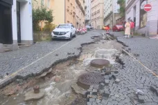 Karlovy Vary chtějí na deštěm poškozenou ulici uplatnit reklamaci. S památkáři se dohadují, kdo za to může