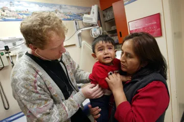 Británie a Španělsko kvůli nebývale silné chřipkové vlně doporučují roušky