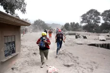 V Guatemale se po erupcích sopky pohřešuje na 200 lidí. Rozžhavená půda záchranářům taví podrážky
