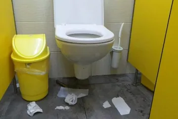 Čističky odpadních vod zahlcují vlhčené ubrousky. Do toalety totiž nepatří