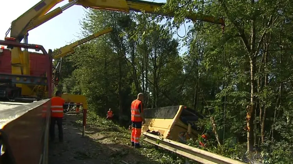 Vyprošťování havarovaného autobusu