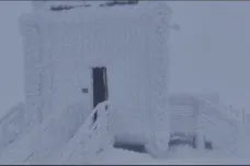 Na Sněžce měl vítr ráno sílu orkánu, popadané stromy přerušily dodávky elektřiny i železniční dopravu