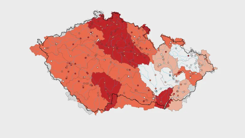 Stav hladiny spodní vody. Nejhorší situaci zachycuje tmavě červená barva: tam je stav mimořádně podnormální