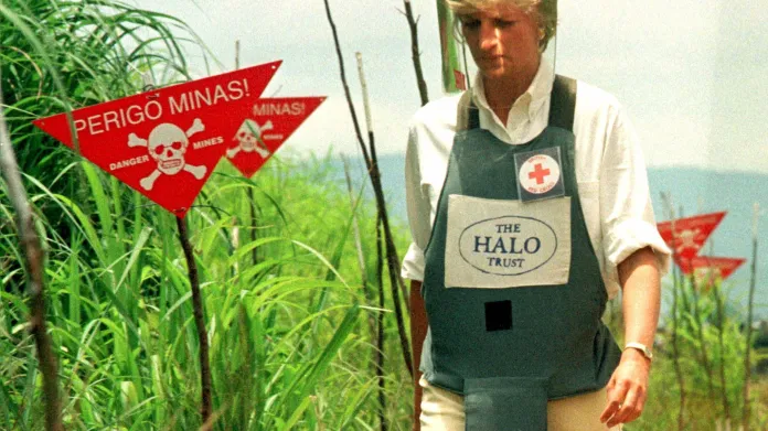 V Angole se Diana jako velvyslanec Červeného kříže prošla minovým polem (15. ledna 1997)