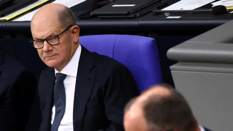 Olaf Scholz a Friedrich Merz v Bundestagu