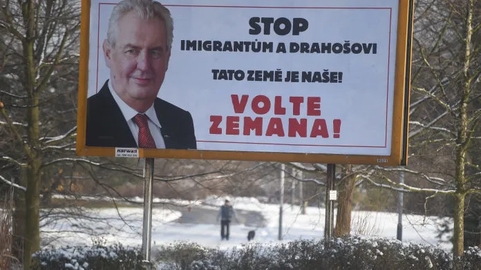 Autor stížnosti poukazuje i na billboardy a inzeráty, které dávaly do souvislosti imigraci a Jiřího Drahoše, i na to, že se Miloš Zeman od takového způsobu vedení kampaně nedistancoval
