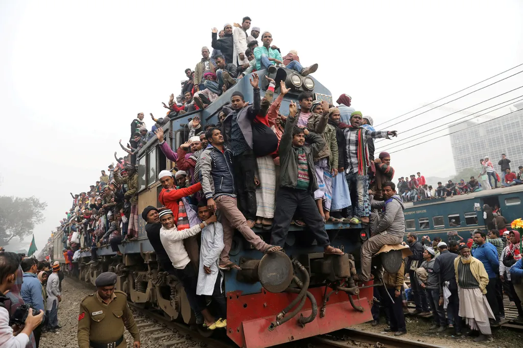 Přeplněný vlak na nádraží ve městě Tongi po hlavní motlitbě „Bishwa Ijtema“ na světovém setkání Muslimů na břehu řeky Turag ve městě Tongi nedaleko bangladéšské metropole Dháky.