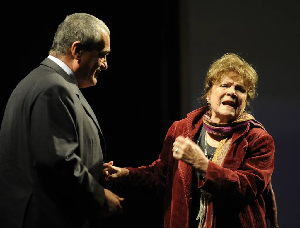 Herečka Vlasta Chramostová slavila 17. listopadu 2011 na jevišti Národního divadla v Praze své 85. narozeniny. Gratulovat jí přišel ministr zahraničí Karel Schwarzenberg