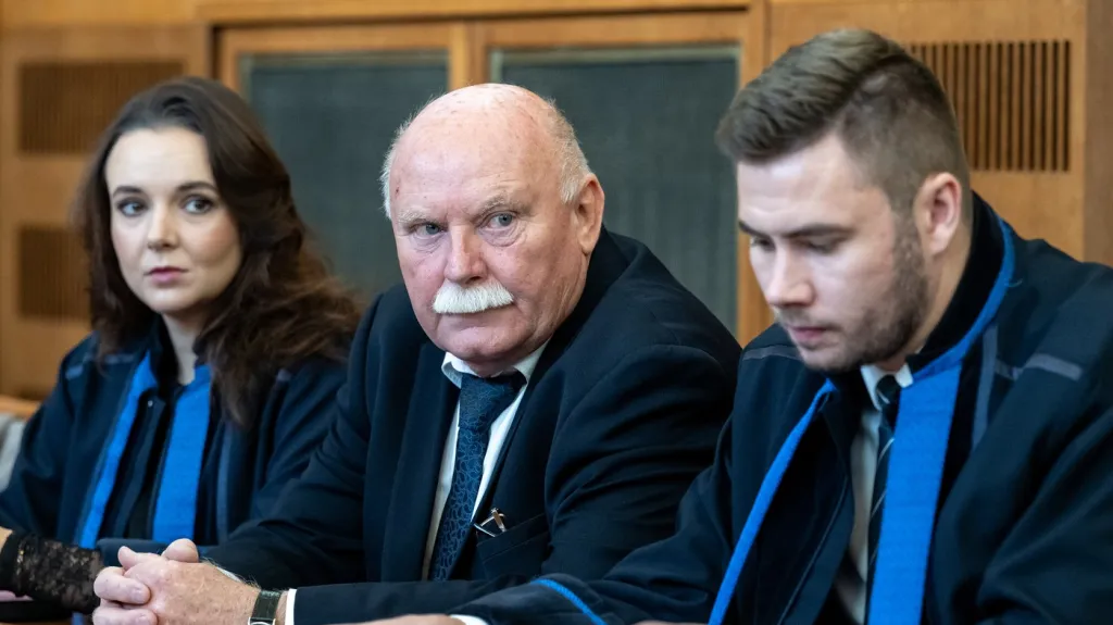 Obžalovaný advokát Pavel Jelínek (uprostřed)