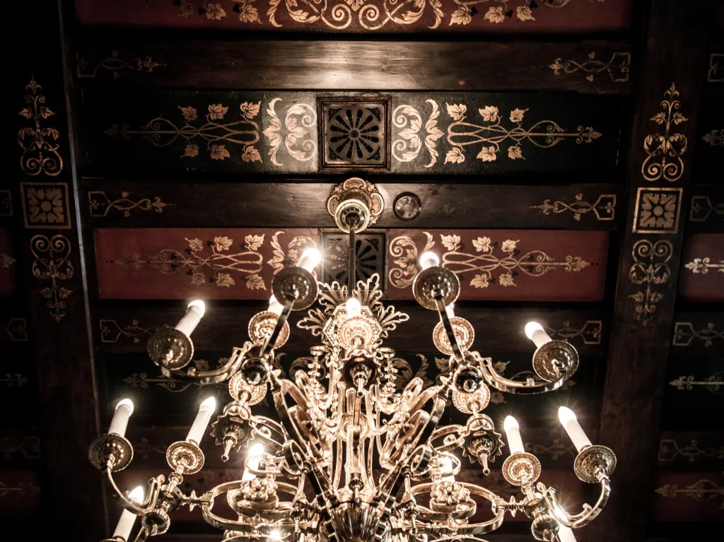 Původní název Masarykova salonku byl císařská čekárna, ta byla určena pro císaře Františka Josefa I. Architektem budov na nádraží, které se začalo budovat v roce 1844, byl Anton Jüngling. O technologickou část (převážně kolejiště) se postaral architekt Jan Perner. Stavba byla dokončena v roce 1869