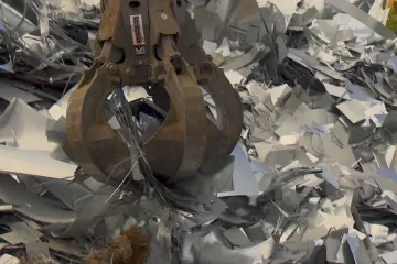 Za kilogram železného šrotu je méně peněz než za papír. Pro kov není využití