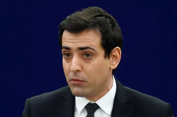 Macronův úřad představil novou vládu, diplomacii povede europoslanec Séjourné
