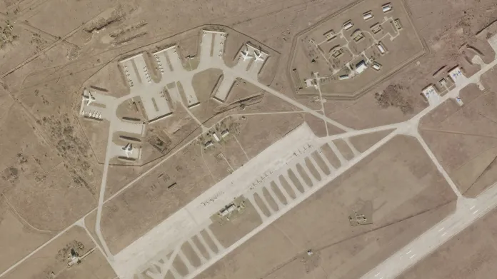 Letiště Mikolajiv na Ukrajině před a po útoku na satelitních snímcích