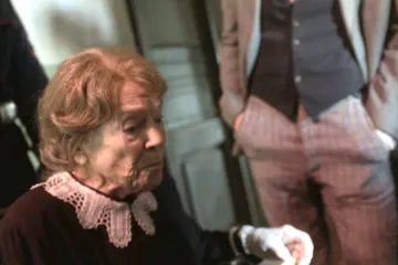 Ve své poslední roli se Chramostová ještě objeví. Zahrála si v Zločinech Velké Prahy