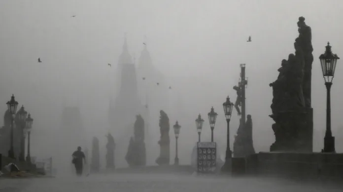 Karlův most v Praze v bouři