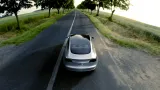 Jeho design je podobný Modelu S, ale vozidlo je o pětinu kratší. Jde v podstatě o hybrid mezi Tesla Model S a Tesla Model X. Zrychlení z 0 na 100 km/h má Model 3 zvládnout pod 4 sekundy.