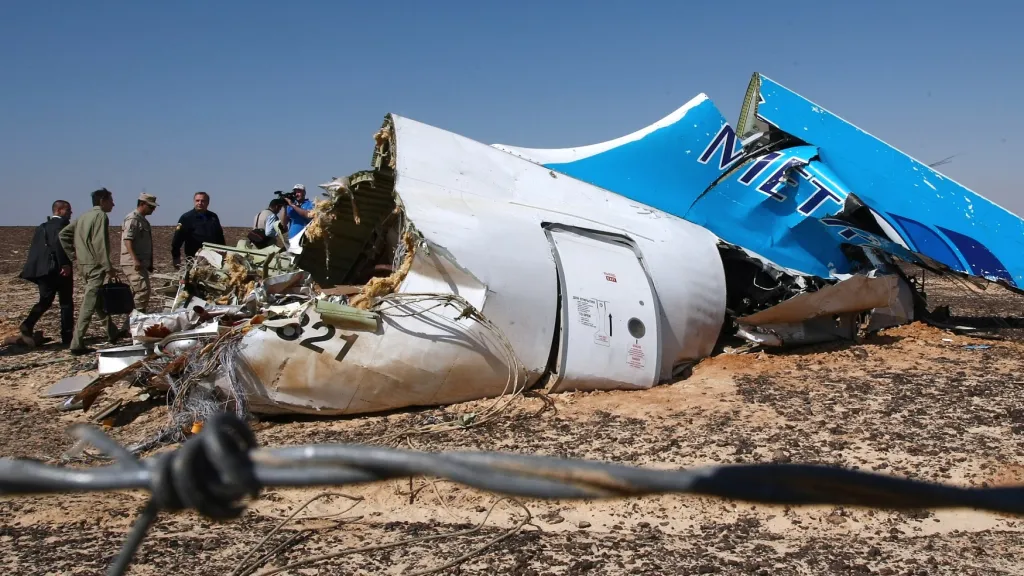 Část vraku ruského Airbusu A321, který se zřítil nad Sinají