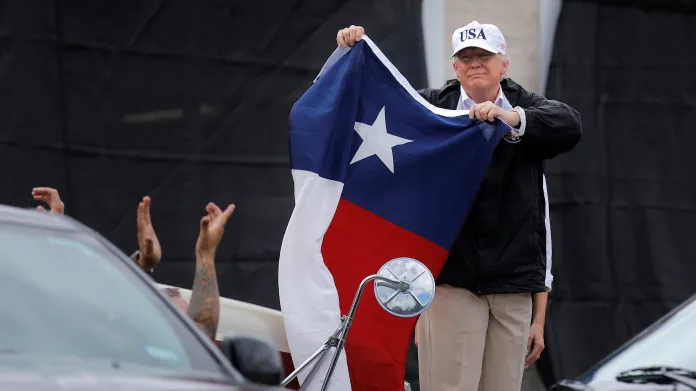 Trump s texaskou vlajkou ve městě Corpus Christi
