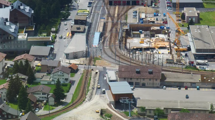 Ze snímku může být patrné, jak strmé železnice v Alpách jsou. Nádraží Andermatt je vyfoceno z vlaku, který k němu sjíždí