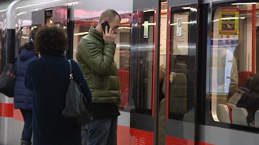 Mobilní telefony zatím fungují jen ve stanicích metra
