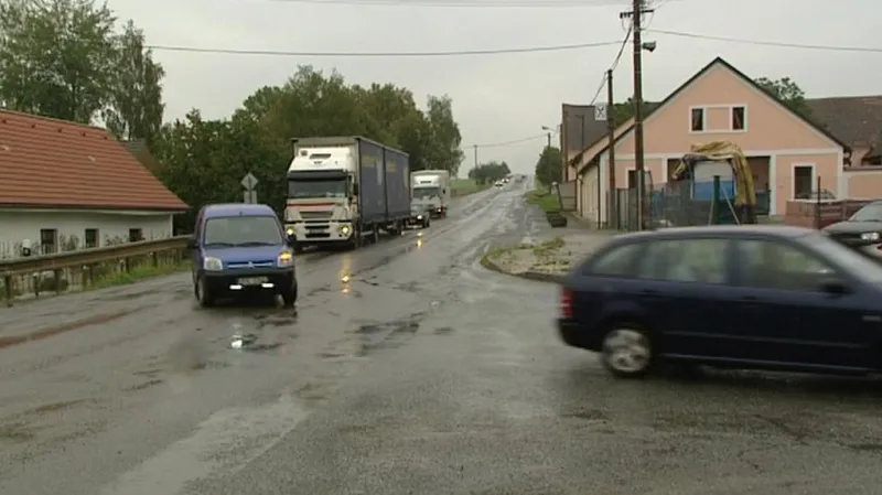 Kamiony objíždějí mýtnou bránu