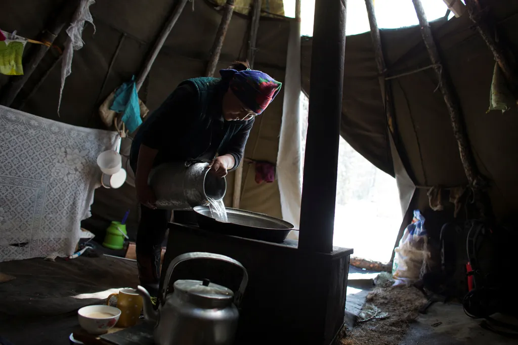 „Tou dobou už mají ženy připravené jídlo. A tak tu trávíme dny,“ popisuje život pastevců nomád Erdenebat Chuluu.