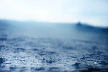 Pršet bude i nadále, hladiny řek mohou stoupat, varovali meteorologové