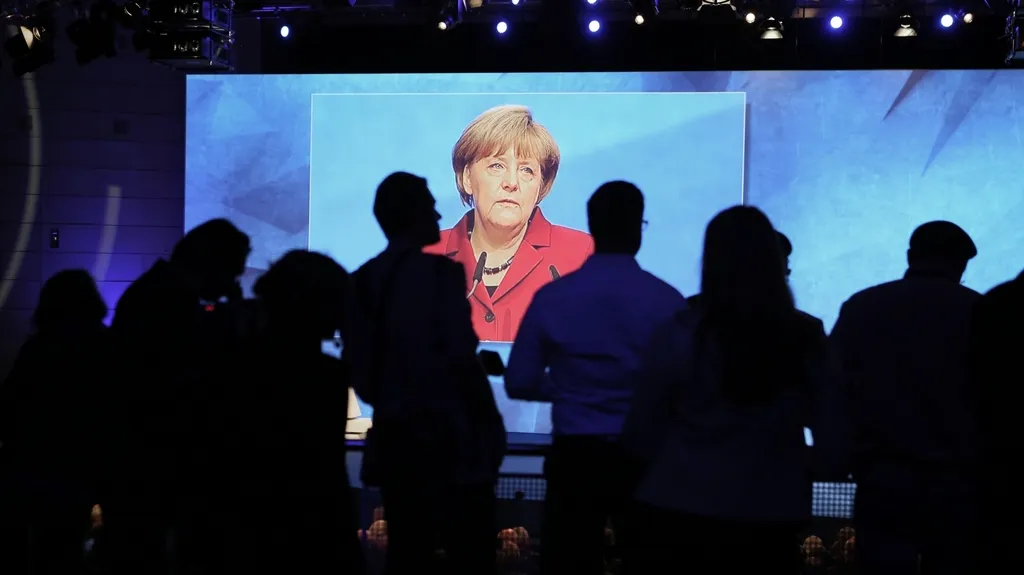 Merkelová na frankfurtském autosalonu
