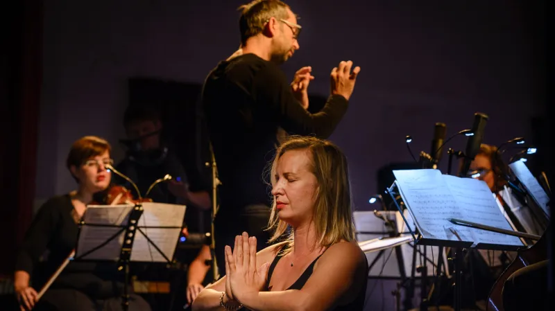 Orchestr BERG hraje skladbu Joga