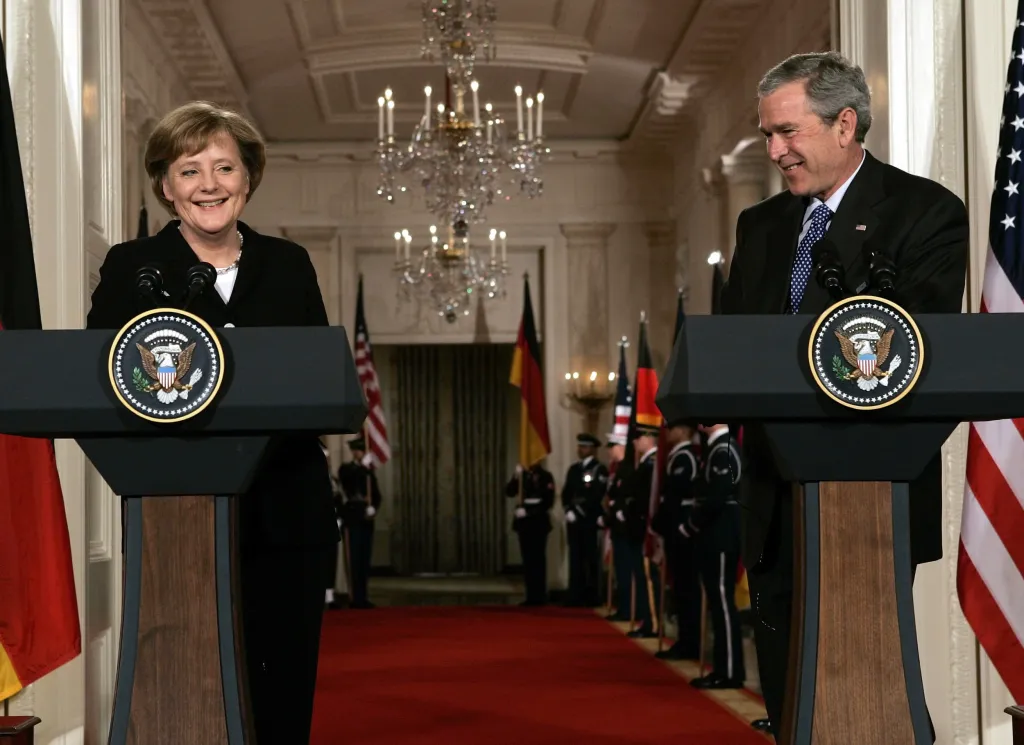 Americký prezident George W. Bush a kancléřka Merkelová během společné tiskové konference v Bílém domě 13. ledna 2006 ve Washingtonu