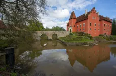Památkáři opravili hráz rybníku okolo zámku Červená Lhota. Znovu ho napustili, stále však protéká