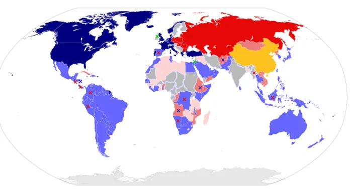 Svět 1980. Modře NATO a spojenci, červeně Varšavská smlouva a spojenci, žlutě Čína a Albánie, šedě neutrální státy. Křížky jsou ozbrojená povstání