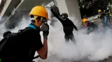 Policie se snažila rozehnat demonstranty slzným plynem