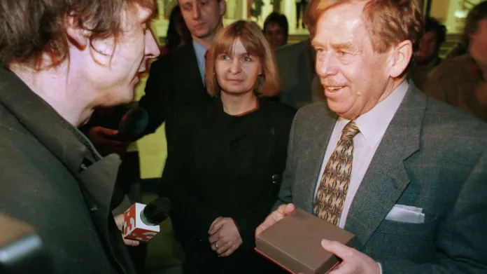 Prezident Havel předává Davidu Černému cenu Jindřicha Chalupeckého