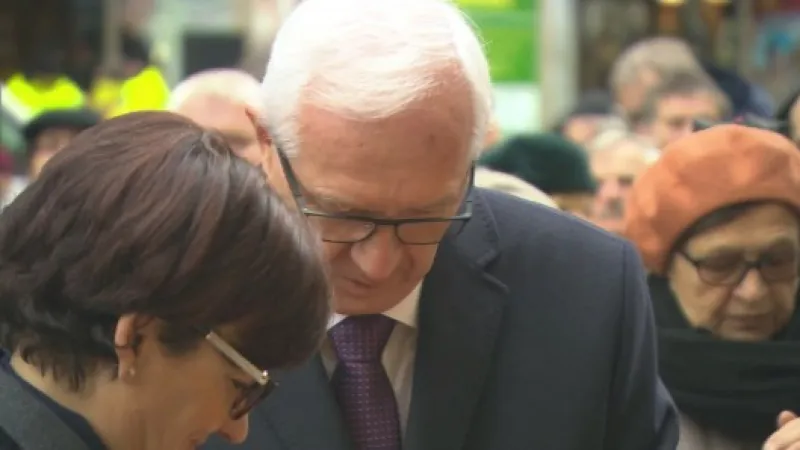 Jiří Drahoš zapaluje svíčku na Národní třídě Zdroj: ČT24