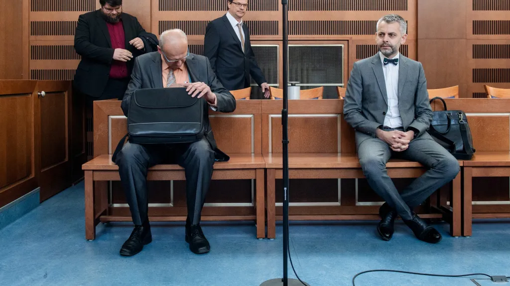 Emil Kmoníček a Lubomír Červinský u krajského soudu (2022)