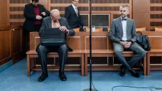 Emil Kmoníček a Lubomír Červinský u krajského soudu (2022)