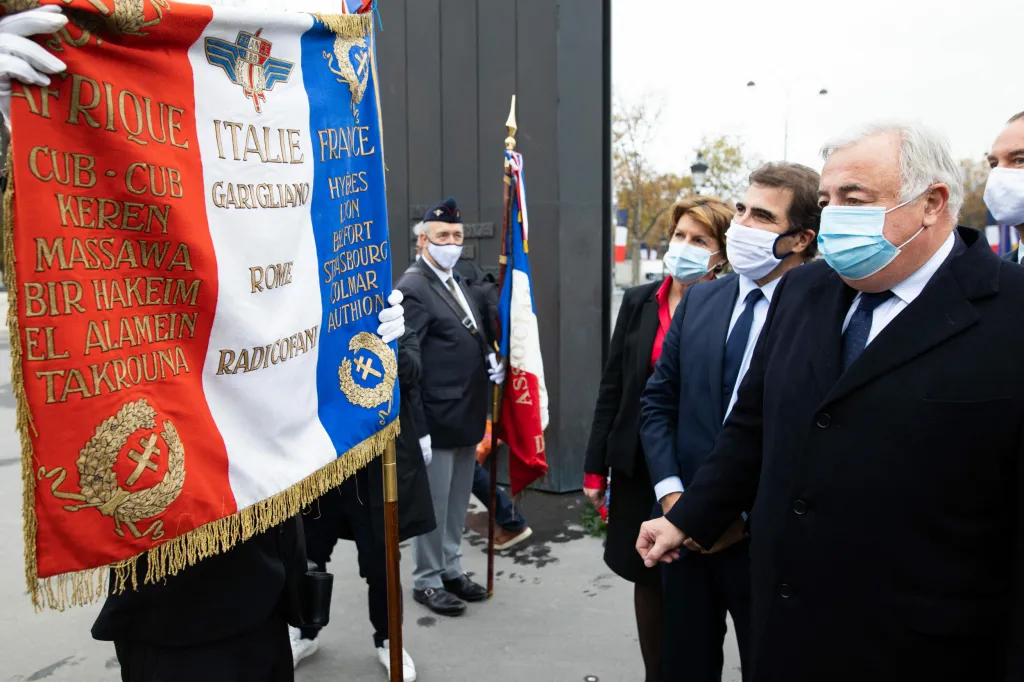 Francouzský poslanec Christian Jacob a předseda senátu Gerard Larcher se účastnili pietní akce u sochy Charlese De Gaulla v Paříži