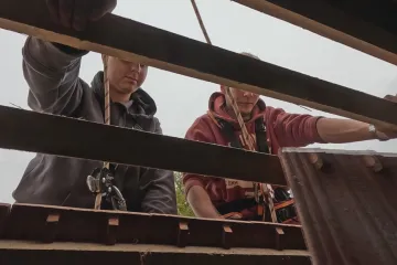 Zájem o pokrývače před zimou roste, zámku v Uherčicích pomohli učňové