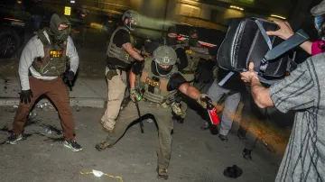 Proti protestujícím před detenčním zařízením Delaney Hall v Newarku použili agenti ICE pepřové spreje i tasery