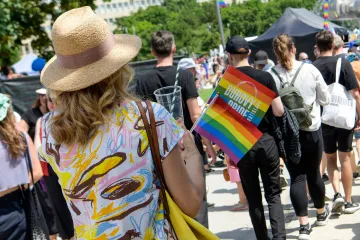 Festival v Bratislavě volá po rovných právech pro LGBT+. Účastníci akce Hrdí na rodinu to odmítají