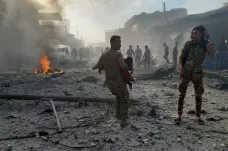 Krvavá sobota v Sýrii. Lidé umírali při explozi na tržišti a ruském náletu