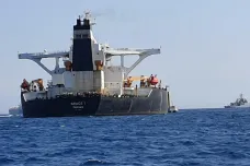 Supertanker s íránskou ropou zůstane u Gibraltaru dva týdny. Teherán hrozí odplatou