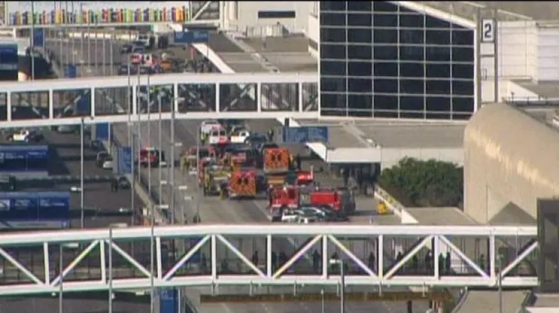 Policie vyšetřuje střelbu na letišti v LA