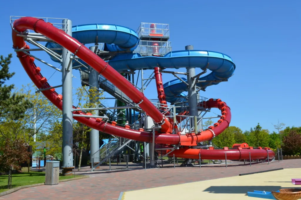 Evropa má rovněž svého hrdého tobogánového zástupce. V Innsbrucku se nachází atrakce nazvaná L 2, při které si člověk vleze do kapsle, která ho ve 25 metrech vypustí volným pádem 14 metrů. Zajímavostí ovšem je, že skluzavka je udělána tak, že v ní návštěvník udělá dvojitou smyčku