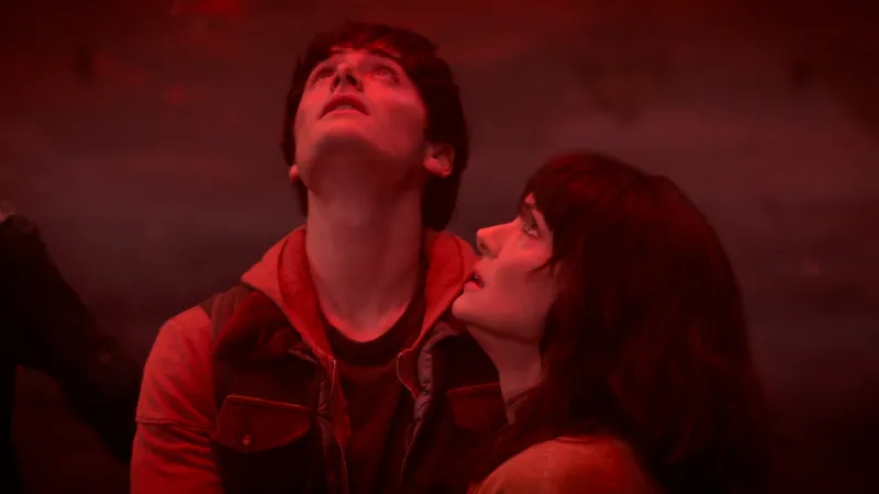 Noah Schnapp a Winona Ryderová jako Will Byers a jeho matka ve finále Stranger Things