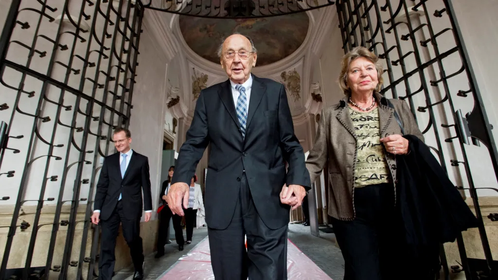 Tehdejší západoněmecký ministr zahraničí Hans-Dietrich Genscher na německém velvyslanectví v Praze